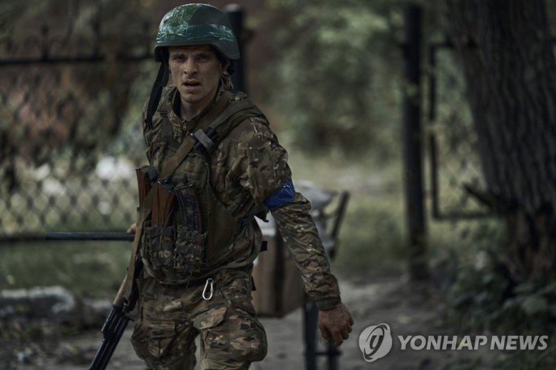 탈환한 블라호다트네 마을 둘러보는 우크라이나 병사 A Ukrainian soldier looks on in recently retaken Blahodatne, Donetsk region, Ukraine, Friday, June 16, 2023. (AP Photo/Libkos)