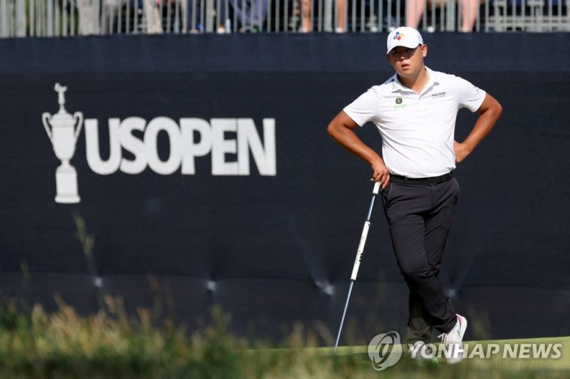 김시우 Jun 16, 2023; Los Angeles, California, USA; Si Woo Kim stands on the ninth green during the second round of the U.S. Open golf tournament at Los Angeles Country Club. Mandatory Credit: Kiyoshi Mio-USA TODAY Sports
