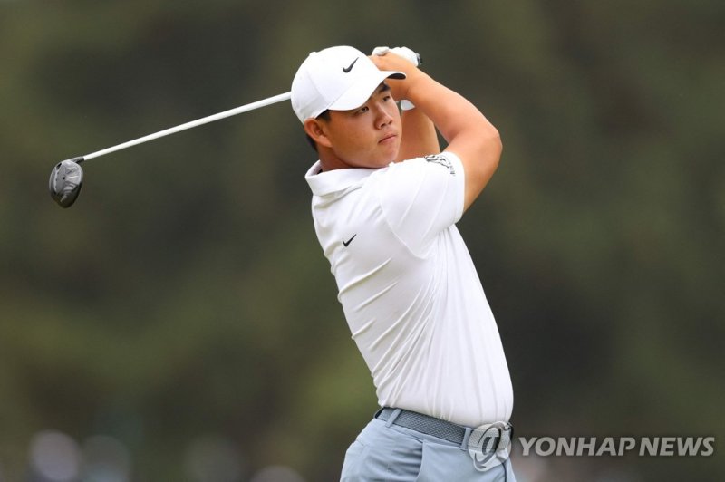 김주형 LOS ANGELES, CALIFORNIA - JUNE 16: Tom Kim of South Korea plays his shot from the eighth tee during the second round of the 123rd U.S. Open Championship at The Los Angeles Country Club on June 16, 2023 in Los Angeles, California. Andrew Redington/Getty Images/AFP (Photo by Andrew Redington / GET