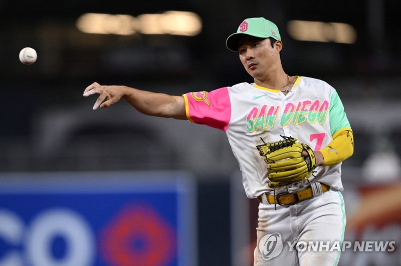 1루 송구하는 김하성 Jun 16, 2023; San Diego, California, USA; San Diego Padres second baseman Ha-seong Kim (7) throws to first base on a ground out by Tampa Bay Rays shortstop Wander Franco (5) during the ninth inning at Petco Park. Mandatory Credit: Orlando Ramirez-USA TODAY Sports