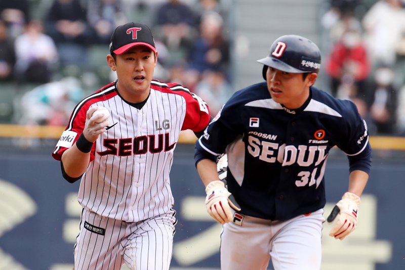 지난달 16일 오후 서울 송파구 잠실야구장에서 열린 프로야구 '신한은행 SOL 2023 KBO리그' 두산베어스와 LG트윈스의 경기에서 5회초 두산 공격 1사 주자 1루 상황 LG 정주현이 두산 정수빈의 도루를 저지하고 있다. (사진은 기사 내용과 직접적인 관련 없음) 2023.4.16/뉴스1 ⓒ News1 이승배 기자