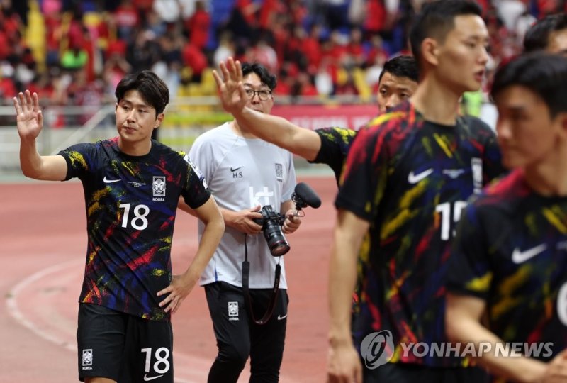 이강인의 인사 이강인의 인사 (부산=연합뉴스) 손형주 기자 = 16일 부산 아시아드주경기장에서 열린 축구 국가대표팀 평가전 대한민국과 페루의 경기가 끝난 뒤 이강인이 관중들에게 인사하고 있다. 경기는 한국 대표팀이 0대1로 패했다. 2023.6.16 2022331@yna.co.kr (끝)