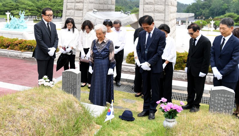 [광주=뉴시스] 변재훈 기자 = 특전사동지회 회원들이 아마빌레윈드 오케스트라단원들과 함께 17일 광주 북구 운정동 국립5·18민주묘지를 참배하고 있다. 이날 참배에는 5·18민주화운동 최초 희생자인 김경철 열사의 어머니 임근단 여사(사진 가운데)가 동행했다. 2023.06.17. wisdom21@newsis.com
