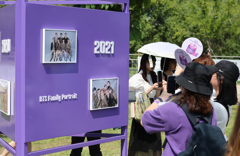 방탄소년단 10년 역사를 담은 사진전과 소장품 전시