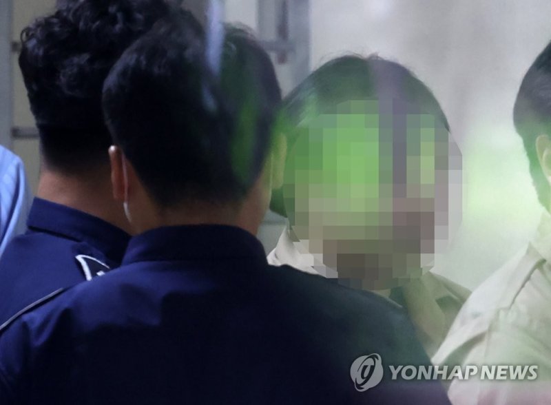 부산 돌려차기 항소심서 20년 선고 부산 돌려차기 항소심서 20년 선고 (부산=연합뉴스) 손형주 기자 = 12일 오후 부산 연제구 부산 법원종합청사에서 돌려차기 사건 피고인 A씨가 항소심 선고 공판에서 징역 20년을 선고 받은 뒤 호송차에 오르고 있다. 부산고법 형사 2-1부(최환 부장판사)는 A씨에게 징역 20년을 선고하고, 10년간 정보통신망에 신상 공개, 10년간 아동 관련 기관 취업 제한, 20년간 위치추적 전자장치 부착을 명령했다. 신상공개 명령이 최종 확정되면 온라인을 통해 A씨의 얼굴과 신상 등이 일반에 공개된다. 20