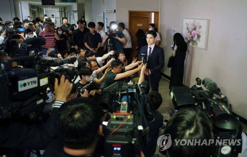 돌려차기 항소심서 20년 선고 돌려차기 항소심서 20년 선고 (부산=연합뉴스) 손형주 기자 = 12일 오후 부산 연제구 부산고등법원에서 열린 '부산 돌려차기 사건' 항소심을 마치고 피해자 변호인이 입장을 밝히고 있다. 부산고법 형사 2-1부(최환 부장판사)는 이날 오후 선고 공판에서 피고인 A씨에게 징역 20년을 선고하고, 10년간 정보통신망에 신상 공개, 10년간 아동 관련 기관 취업 제한, 20년간 위치추적 전자장치 부착을 명령했다. 2023.6.12 handbrother@yna.co.kr (끝)