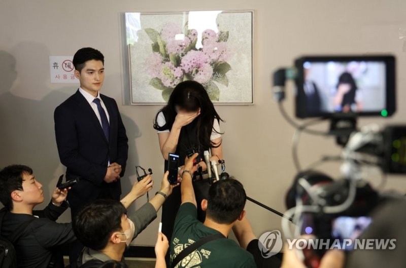 20년 선고에 눈물 흘리는 돌려차기 사건 피해자 20년 선고에 눈물 흘리는 돌려차기 사건 피해자 (부산=연합뉴스) 손형주 기자 = 12일 오후 부산 연제구 부산고등법원에서 열린 '부산 돌려차기 사건' 항소심을 마치고 피해자가 인터뷰를 하며 눈물을 흘리고 있다. 부산고법 형사 2-1부(최환 부장판사)는 이날 오후 선고 공판에서 피고인 A씨에게 징역 20년을 선고하고, 10년간 정보통신망에 신상 공개, 10년간 아동 관련 기관 취업 제한, 20년간 위치추적 전자장치 부착을 명령했다. 2023.6.12 handbrother@yna.co.