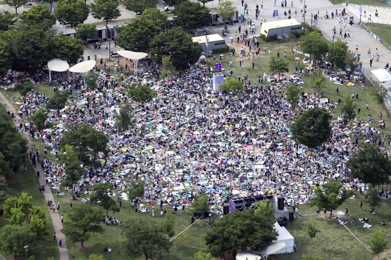 [서울=뉴시스] 조성우 기자 = 그룹 방탄소년단(BTS) 데뷔 10주년 기념 '2023 BTS 페스타'가 열린 17일 오후 서울 영등포구 여의도 한강공원 일대가 팬들과 시민들로 북적이고 있다. 2023.06.17. xconfind@newsis.com