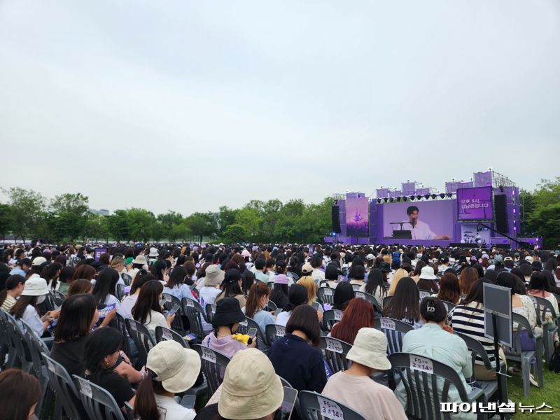 "천천히 움직이세요" 여의도 모인 40만 '아미', 안전 총력전[현장르포]