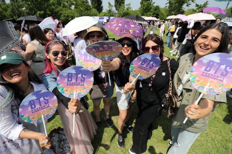 [서울=뉴시스] 조성우 기자 = 그룹 방탄소년단(BTS) 데뷔 10주년 기념 '2023 BTS 페스타'가 열린 17일 오후 서울 영등포구 여의도 한강공원에서 팬들이 BTS 10주년을 축하하고 있다. 2023.06.17. xconfind@newsis.com