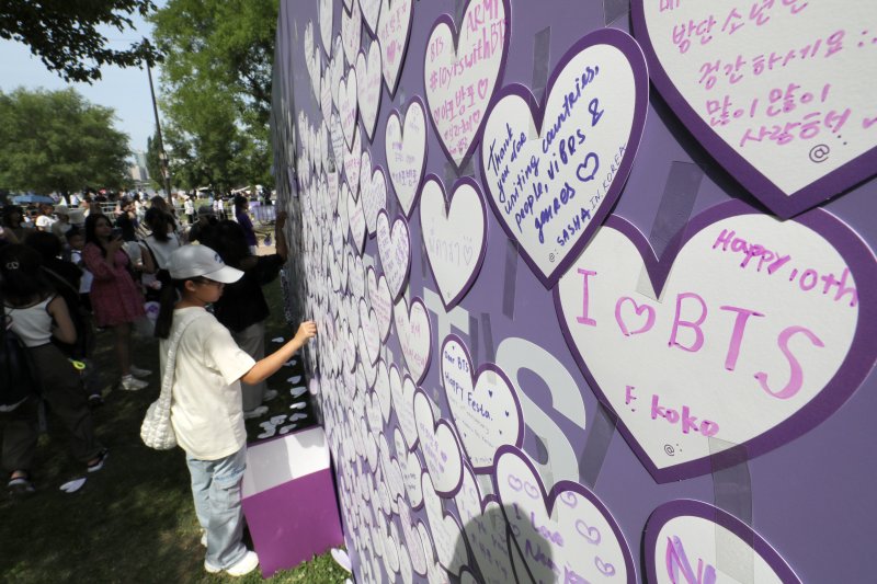 [서울=뉴시스] 조성우 기자 = 그룹 방탄소년단(BTS) 데뷔 10주년 기념 '2023 BTS 페스타'가 열린 17일 오후 서울 영등포구 여의도 한강공원 행사장 부스에 세계 각국 팬들의 축하 문구가 적힌 카드가 붙어있다. 2023.06.17. xconfind@newsis.com