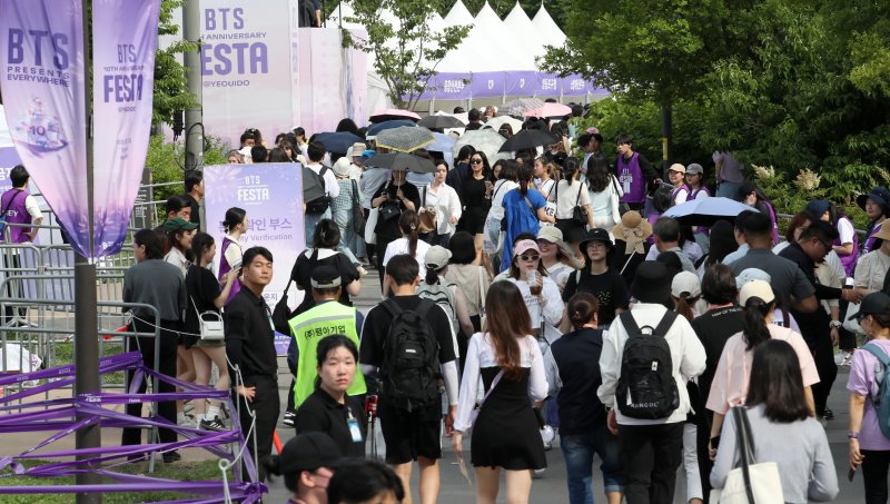 [서울=뉴시스] 조성우 기자 = 그룹 방탄소년단(BTS) 데뷔 10주년 기념 '2023 BTS 페스타'가 열린 17일 오후 서울 영등포구 여의도 한강공원 일대가 팬들과 시민들로 북적이고 있다. 2023.06.17. xconfind@newsis.com