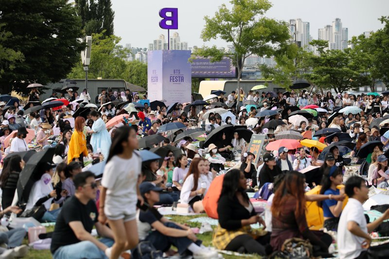 [서울=뉴시스] 조성우 기자 = 그룹 방탄소년단(BTS) 데뷔 10주년 기념 '2023 BTS 페스타'가 열린 17일 오후 서울 영등포구 여의도 한강공원 일대가 팬들과 시민들로 북적이고 있다. 2023.06.17. xconfind@newsis.com