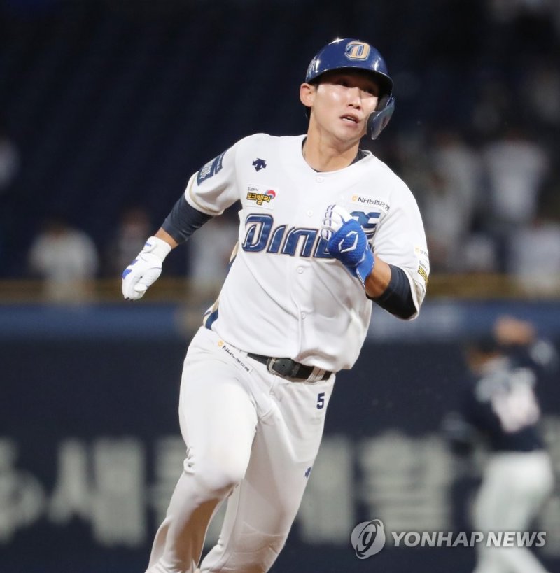NC 다이노스 서호철 '따라가자' 서호철 3루타 (창원=연합뉴스) 정종호 기자 = 31일 경남 창원NC파크에서 열린 '2023 신한은행 SOL KBO리그' 두산 베어스와 NC 다이노스의 경기. 4회 말 2사 주자 1루 상황에서 NC 7번 타자 서호철이 적시 3루타를 친 후 달리고 있다. 2023.5.31 jjh23@yna.co.kr (끝)