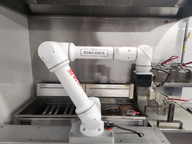 서울 강남구에 위치한 로보아르테 사무실에서 로봇이 치킨을 튀기는 모습.2023.06.14/뉴스1 ⓒ News1 이상학 기자