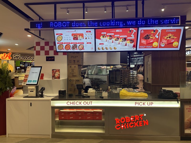 지난 15일 오픈한 롸버트치킨 싱가포르 1호점.(로보아르테 제공)