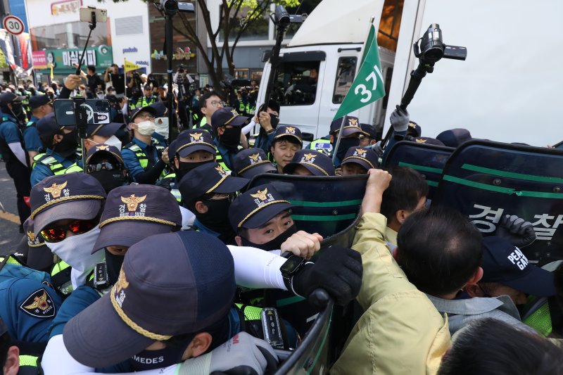 17일 오전 대구 중구 중앙로 대중교통전용지구에서 열리는 제15회 대구퀴어문화축제를 앞두고 행정대집행에 나선 공무원들이 행사 차량의 진입을 막으려 하자 경찰이 이들을 해산시키는 과정에서 공무원과 경찰이 충돌해 뒤엉켜 있다. 2023.6.17/뉴스1 ⓒ News1 공정식 기자