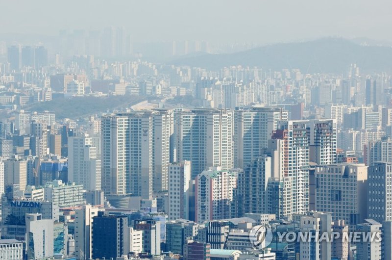 서울 남산에서 바라본 서울 강북 지역 아파트 강북 1주택자 대부분 종부세 '탈출' (서울=연합뉴스) 신준희 기자 = 27일 남산에서 바라본 서울 강북 지역 아파트들. 이날 정부와 세무업계에 따르면 국민평형인 84제곱미터를 기준으로 대부분 서울 강북 지역 아파트를 보유한 1주택 단독명의자들이 올해는 종부세 부과 대상에서 빠지게 된다. 2023.3.27 hama@yna.co.kr (끝)