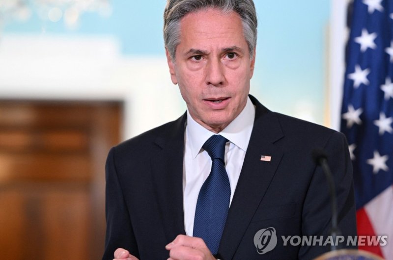 기자회견서 발언하는 블링컨 美 국무장관 기자회견서 발언하는 블링컨 美 국무장관 (워싱턴DC 로이터=연합뉴스) 토니 블링컨 미국 국무장관이 12일(현지시간) 워싱턴DC 국무부 청사에서 기자회견을 하고 있다. 이날 블링컨 장관은 중국이 쿠바에서 도청 기지를 운영하고 있다는 사실을 공식 확인했다. 2023.06.13 clynnkim@yna.co.kr (끝)