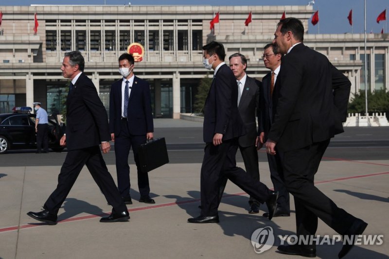 블링컨 베이징 도착…미국 국무장관 5년만의 방중 U.S. Secretary of State Antony Blinken walks after arriving in Bejing, China, June 18, 2023. REUTERS/Leah Millis/Pool