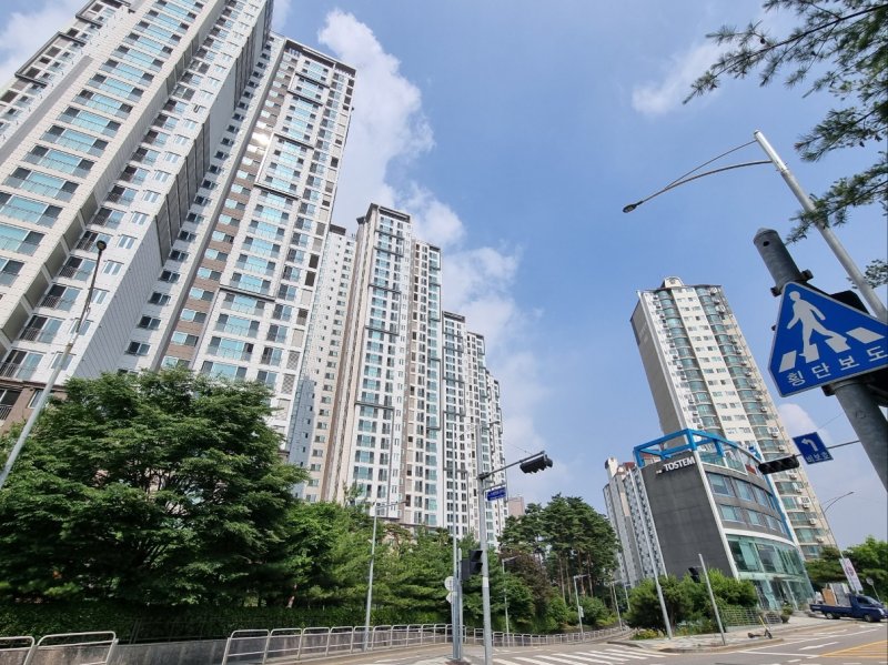 서울 동작구 수방사 부지 가는 길. 9호선 노들역 출구에서 나와 한강 변으로 향하다 보면 래미안트윈파크와 유원강변아파트 사이를 지나 펜스 친 주택 부지가 나온다. 2023. 6. 14. ⓒ News1 최서윤 기자