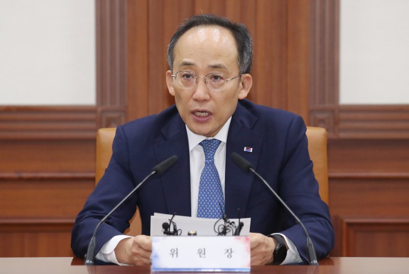 "밀 싸졌으니 라면 값도 내려"..업계에 경고날린 부총리
