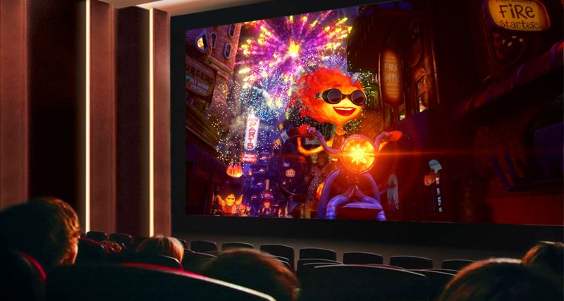 디즈니·픽사 신작 '엘리멘탈'을 보기 위해 삼성전자 시네마 LED 스크린 오닉스가 설치된 영화관을 찾은 관객들이 4K HDR 화질로 영화를 관람하고 있다. 삼성전자 제공