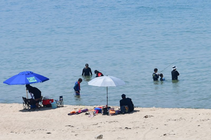 18일 경북 포항시 북구 흥해읍 용한리 해변을 찾은 시민과 관광객들이 바다로 뛰어들어 더위를 식히 있다.2023.6.18/뉴스1 ⓒ News1 최창호 기자