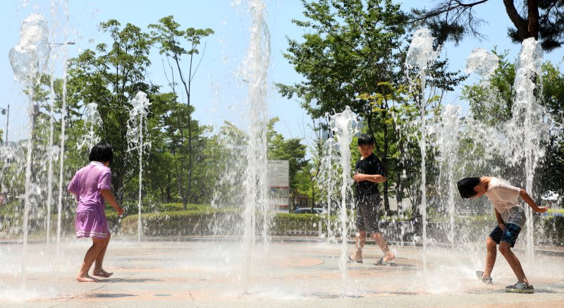 전국 곳곳에 폭염특보가 내려진 18일 전북 전주시 마전숲공원 분수대를 찾은 어린이들이 물놀이를 즐기고 있다. 2023.6.18/뉴스1 ⓒ News1 유경석 기자