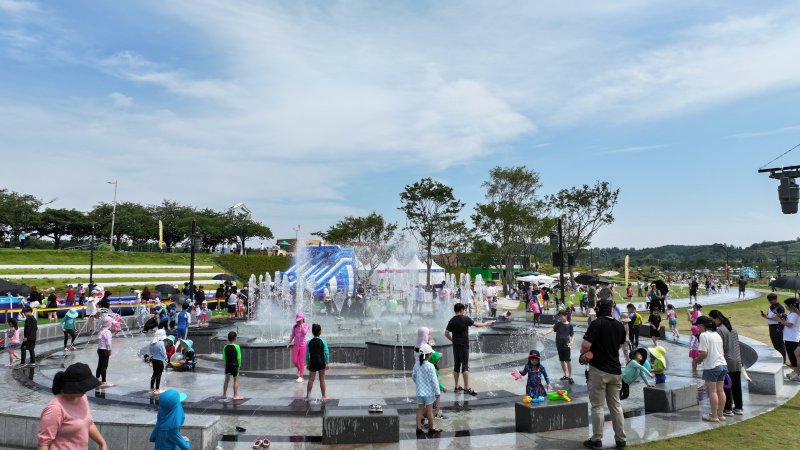 광주·전남 지역에 올해 첫 폭염특보가 발효 중인 가운데 18일 오후 순천만정원박람회 오천그린광장에 마련된 '초대형 워터아일랜드'에서 피서객들이 물놀이를 즐기고 있다.(순천시 제공)2023.6.18/뉴스1