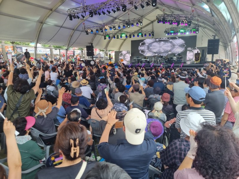 18일 강릉단오제가 열리고 있는 강원 강릉시 남대천 단오행사장에 무더위 속에서도 많은 방문객이 찾아 즐거운 시간을 보내고 있다. 2023.6.18/뉴스1 ⓒ News1 윤왕근 기자