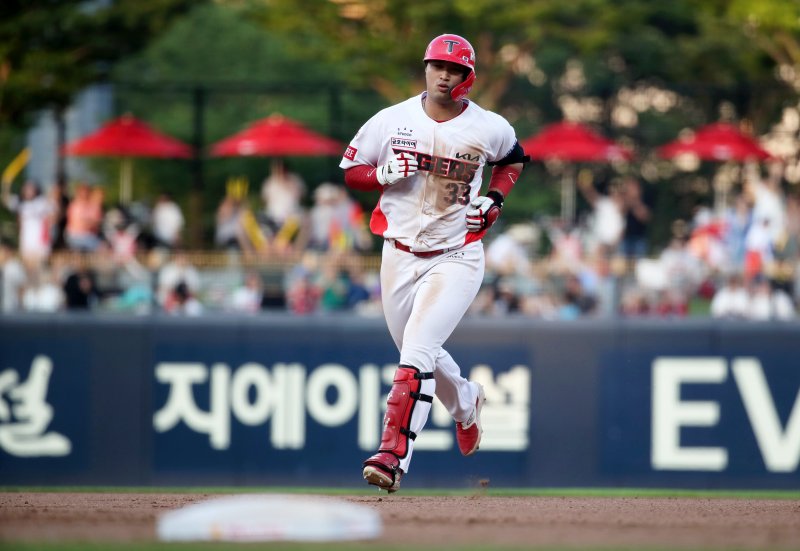 변우혁 시즌 5호 홈런 (광주=연합뉴스)18일 광주기아챔피언스필드에서 열린 프로야구 NC 다이노스와 KIA 타이거즈의 경기에서 KIA 변우혁이 6회말에 솔로홈런을 치고 베이스를 돌고 있다.