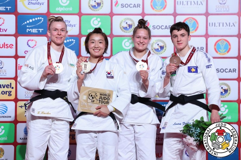 금메달 딴 김지수 재일동포 3세 유도 선수 김지수(왼쪽에서 두 번째)가 17일(한국시간) 카자흐스탄 아스타나에서 열린 국제유도연맹(IJF) 2023 그랜드슬램 여자 63㎏급에서 우승한 뒤 금메달을 목에 걸고 활짝 웃고 있다. [국제유도연맹 홈페이지 캡처. 재배포 및 DB 금지]