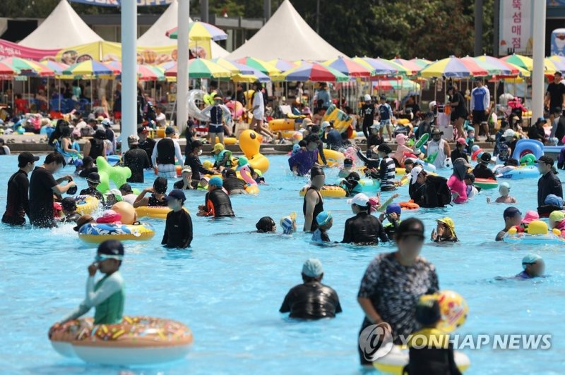 지난해 8월 서울 광진구 뚝섬한강공원 야외수영장에서 시민들이 수영을 즐기고 있다. 연합뉴스