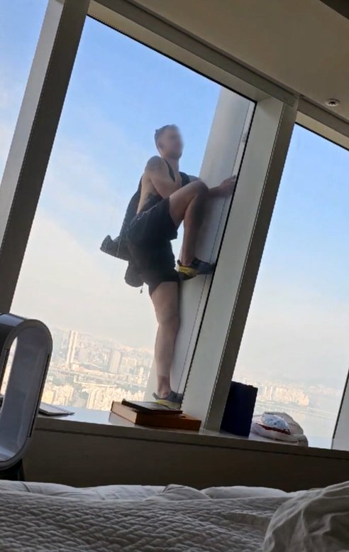 조지 킹 톰슨씨가 지난 12일 오전 서울 송파구 롯데월드타워 외벽을 무단으로 오르다가 3시간 만에 구조 후 체포됐다. (독자제공)2023.6.12/뉴스1