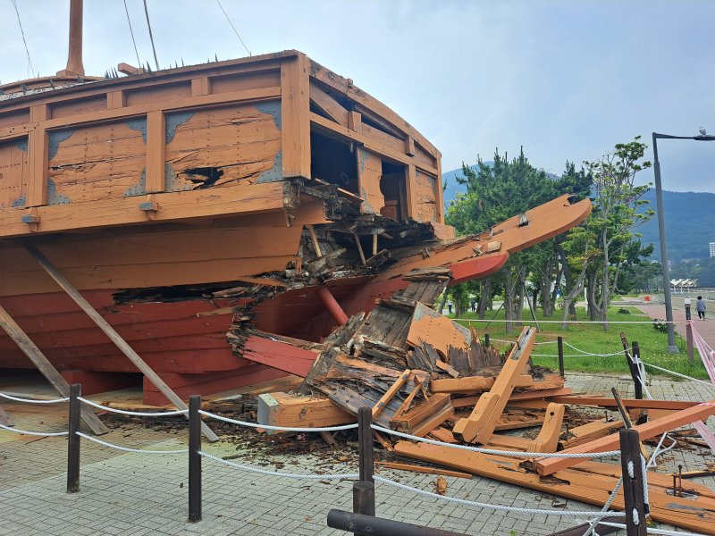 최근 파손된 임진란 거북선 선미와 잔해. 사진=뉴스1