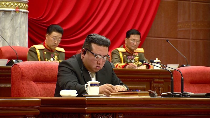 김일성의 '당 위원장', 김정일의 '당 총비서'까지 꿰찬 김정은 속내는.."3대수령화 위한 포석"