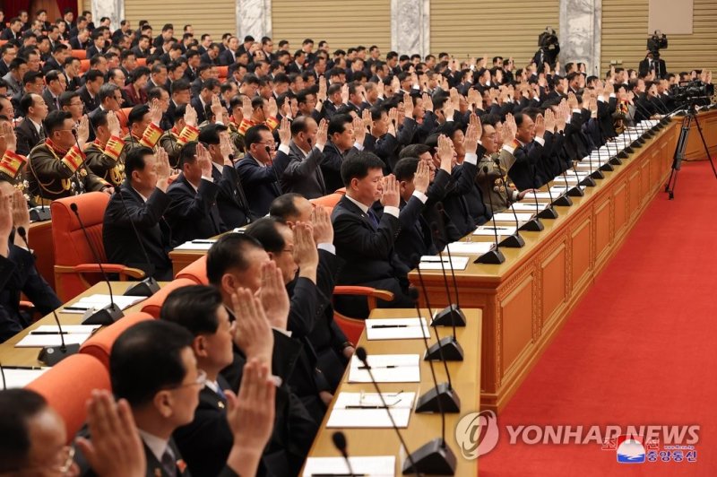 북 "군사정찰위성 발사 실패, 가장 엄중한 결함" 북 "군사정찰위성 발사 실패, 가장 엄중한 결함" (평양 조선중앙통신=연합뉴스) 북한 노동당 중앙위원회 8차 전원회의에서 군사정찰위성 발사 실패가 '가장 엄중한 결함'으로 꼽혔다. 조선중앙통신은 8차 전원회의가 지난 16일부터 18일까지 당중앙위원회 본부에서 김정은 국무위원장이 참석한 가운데 진행됐다고 19일 보도했다. 통신은 당중앙위원회 정치국이 "가장 엄중한 결함은 지난 5월 31일 우주개발부문에서 중대한 전략적사업인 군사정찰위성발사에서 실패한 것"이라며 결함을 지적했다고 전했다