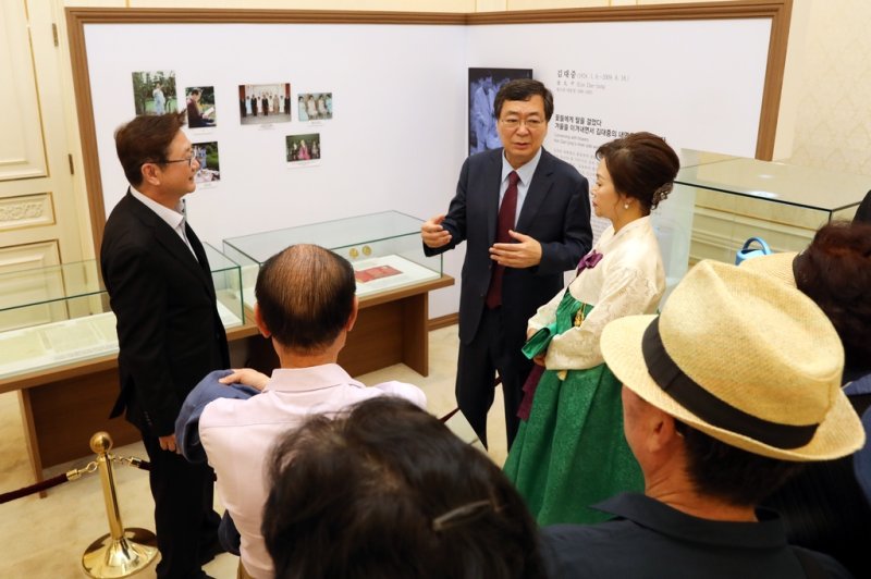김대중 전 대통령 아들 김홍업 씨, 청와대 '대통령 전시' 방문 (서울=연합뉴스) 김대중 전 대통령 아들 김홍업 씨가 지난 17일 부인 신선련 씨와 서울 종로구 청와대 본관에서 열린 '우리 대통령들의 이야기-여기 대통령들이 있었다' 전시를 찾아 전시장을 둘러보고 있다. 2023.6.19 [문화체육관광부 제공. 재판매 및 DB 금지] photo@yna.co.kr