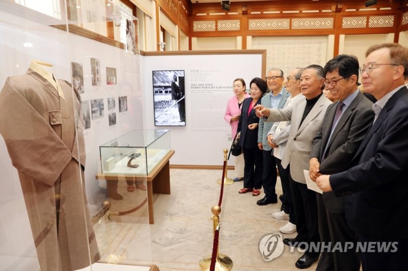 청와대 '대통령 전시' 방문한 신철식 이승만건국대통령기념사업회 회장 청와대 '대통령 전시' 방문한 신철식 이승만건국대통령기념사업회 회장 (서울=연합뉴스) 신철식 이승만건국대통령기념사업회 회장이 지난 18일 서울 종로구 청와대 본관에서 열린 '우리 대통령들의 이야기-여기 대통령들이 있었다' 전시를 찾아 전시장을 둘러보고 있다. 2023.6.19 [문화체육관광부 제공. 재판매 및 DB 금지] photo@yna.co.kr (끝)
