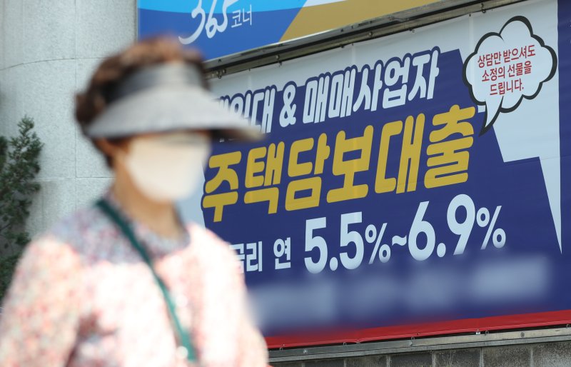 고금리에도 銀 가계대출잔액 '역대 최대'.. 주담대 한달새 7조원 늘었다