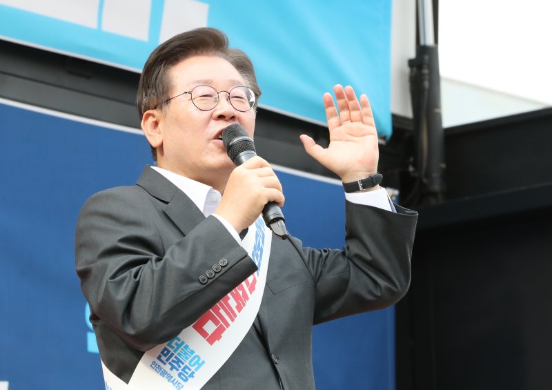 [인천=뉴시스] 전진환 기자 = 이재명 더불어민주당 대표가 지난 17일 오후 인천시 부평역 북광장에서 열린 후쿠시마 오염수 방류 인천 규탄대회에서 규탄 발언을 하고 있다. 2023.06.17. amin2@newsis.com
