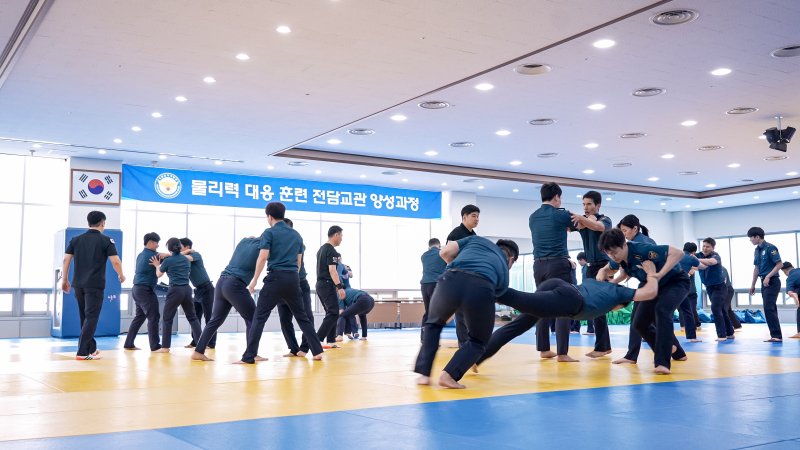 중앙경찰학교에 만들어진 물리력 대응 훈련장에서 교육받는 전담 교관들. (경찰청 제공)