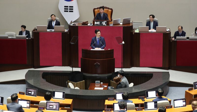 [서울=뉴시스] 전진환 기자 = 이재명 더불어민주당 대표가 19일 오전 서울 여의도 국회 본회의장에서 열린 제407회국회(임시회) 제4차 본회의에서 교섭단체대표연설을 하고 있다. 2023.06.19. amin2@newsis.com