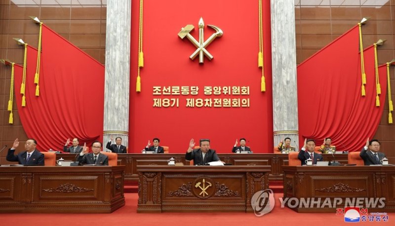 북 "군사정찰위성 발사 실패, 가장 엄중한 결함" 북 "군사정찰위성 발사 실패, 가장 엄중한 결함" (평양 조선중앙통신=연합뉴스) 북한 노동당 중앙위원회 8차 전원회의에서 군사정찰위성 발사 실패가 '가장 엄중한 결함'으로 꼽혔다. 조선중앙통신은 8차 전원회의가 지난 16일부터 18일까지 당중앙위원회 본부에서 김정은 국무위원장이 참석한 가운데 진행됐다고 19일 보도했다. 통신은 당중앙위원회 정치국이 "가장 엄중한 결함은 지난 5월 31일 우주개발부문에서 중대한 전략적사업인 군사정찰위성발사에서 실패한 것"이라며 결함을 지적했다고 전했다