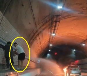 터널 달리다 불 난 차... 불길 막은 '반바지' 남성 반전 정체