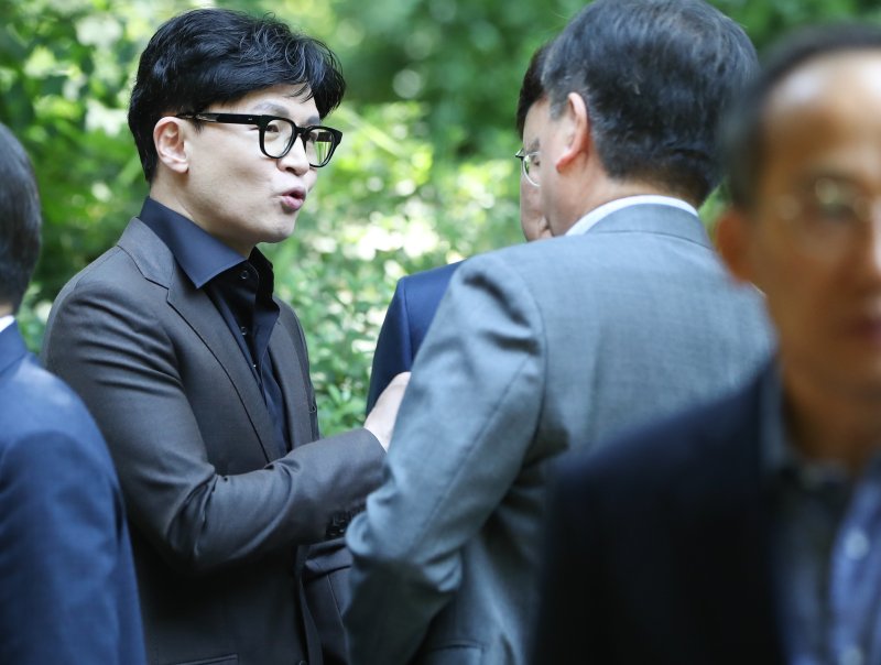 한동훈 법무부장관이 총리 공관에서 열린 고위당정협의회에 앞서 김대기 대통령 비서실장과 대화하고 있다. 2023.6.18/뉴스1 ⓒ News1 허경 기자