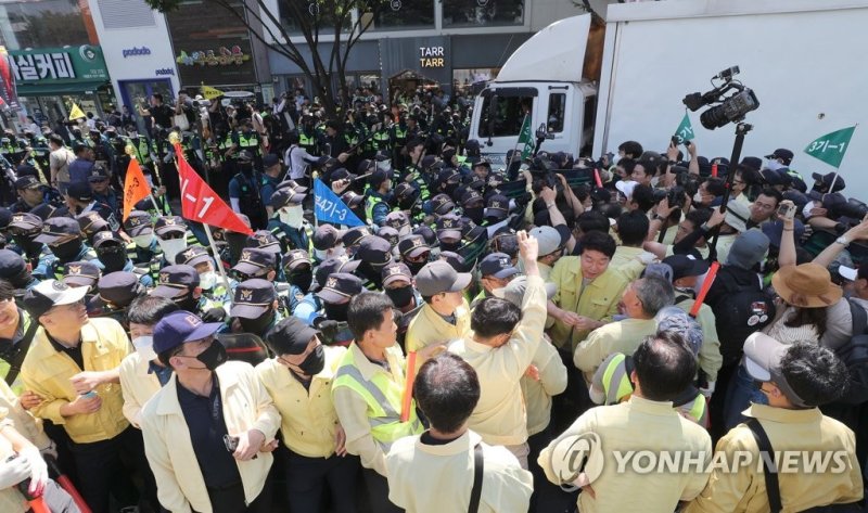 아수라장 된 대구퀴어문화축제 행정대집행 현장 아수라장 된 대구퀴어문화축제 행정대집행 현장 (대구=연합뉴스) 윤관식 기자 = 17일 오전 대구 중구 대중교통전용지구에서 열린 대구퀴어문화축제 행정대집행 현장이 경찰과 공무원간의 충돌로 혼잡한 모습을 보이고 있다. 2023.6.17 psik@yna.co.kr (끝)