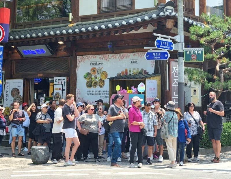 전북 전주 한옥마을 찾은 외국인 관광객 자료사진. 전주시 제공