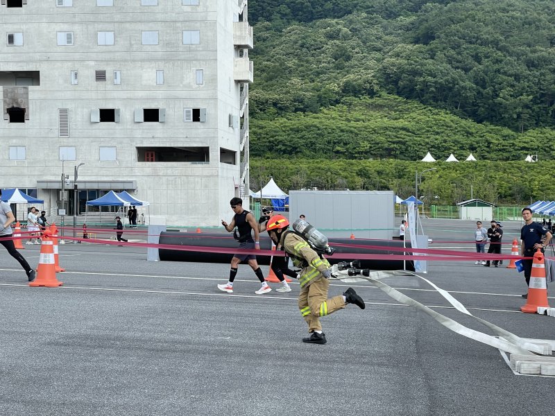[수원=뉴시스] 경기도소방재난본부가 '제36회 전국 소방기술경연대회'에 참여해 경연을 펼치고 있다. (사진=경기도소방재난본부 제공) 2023.6.19. photo@newsis.com *재판매 및 DB 금지